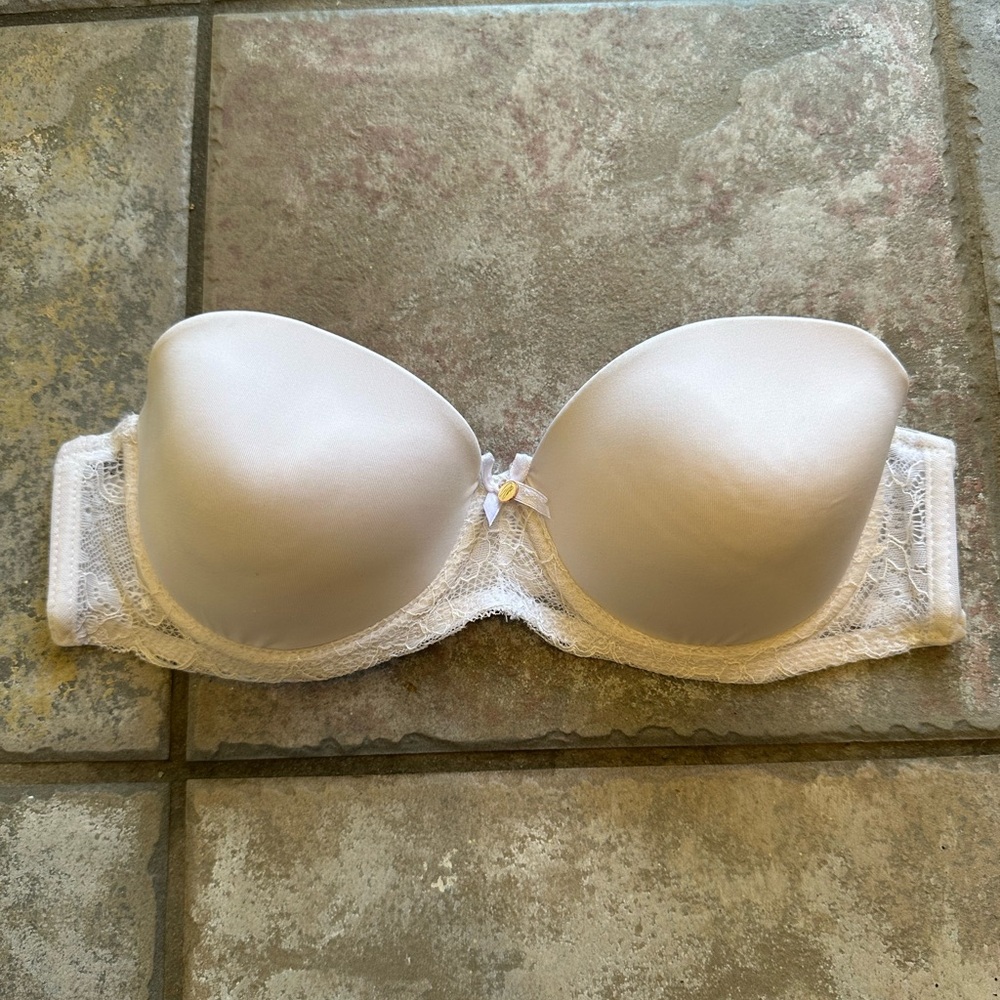 Chic White Lace Strapless Bra